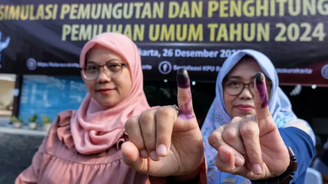 Warga memperlihatkan jari yang telah ditandai dengan tinta seusai mengikuti simulasi pemungutan dan penghitungan suara serta penggunaan sistem informasi rekapitulasi (Sirekap) Pemilu 2024 di Tempat Pemungutan Suara (TPS) 3 Baluwarti, Pasar Kliwon, Solo, Jawa Tengah, Selasa (26/12/2023).