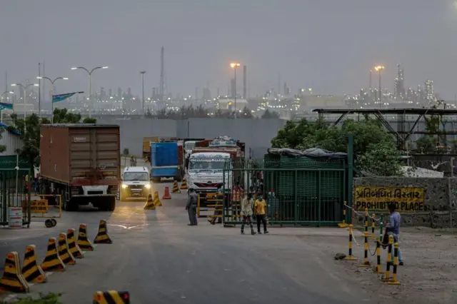 રિલાયન્સ રિફાઇનરી જામનગર, મુકેશ અંબાણી, અમેરિકાના 25 ટકા ટેરિફ હઠશે, રશિયન ક્રૂડઑઇલની ખરીદી ભારતે ઘટાડી, બીબીસી ગુજરાતી આંતરરાષ્ટ્રીય સમાચાર ઇન્ટરનેશનલ ન્યૂઝ