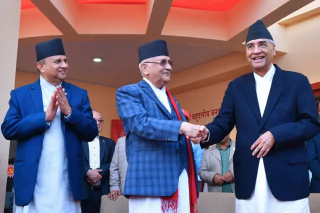 नेकपा एमालेका अध्यक्ष केपी ओली र नेपाली कांग्रेसका सभापति शेरबहादुर देउवा