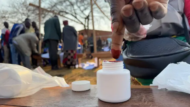 Pesin dip im hand inside ink to vote for Malawi election