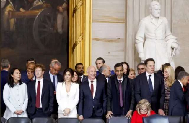 Empresários da tecnologia posam para foto em posse do presidente americano Donald Trump