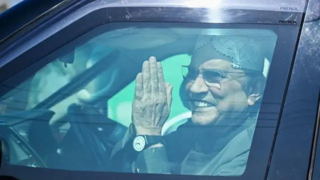 পাকিস্তানের প্রথম রাজনীতিবিদ হিসেবে ২য় বার প্রেসিডেন্ট ভবনে তিনি