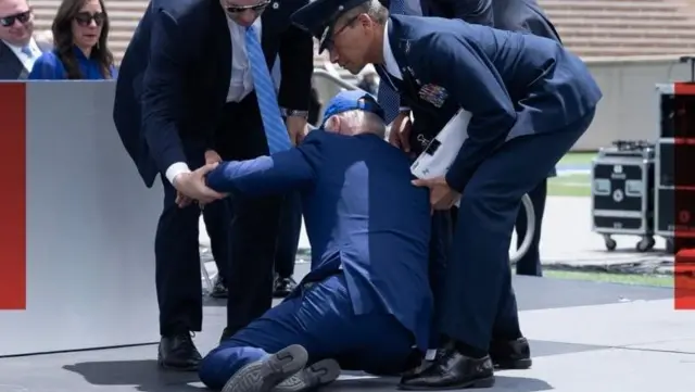 بایدن هنگام شرکت در مراسم فارغالتحصیلی دانشکده نیروی هوایی ایالات متحده زمین خورد