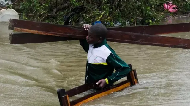 Un jeune homme sauvegardant ses bagages.