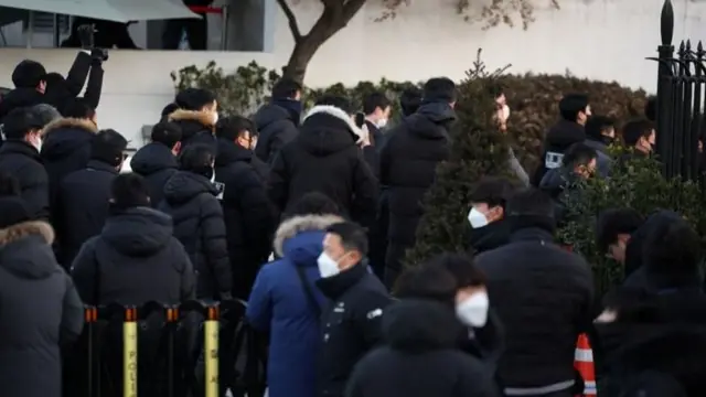 यउलको घरमा अनुसन्धानकर्ताहरू 