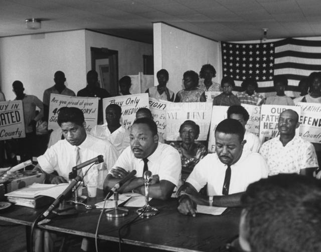 Foto de Martin Luther King em uma coletiva de imprensa