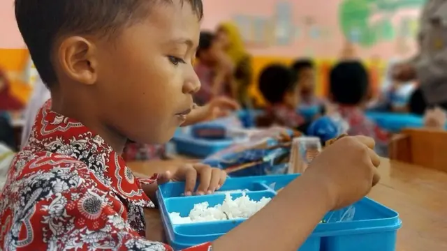 Dengan 190 dapur yang siap beroperasi, program ini melibatkan UMKM, petani, dan nelayan sebagai rantai pasok, serta menargetkan 20 juta penerima manfaat hingga 2025