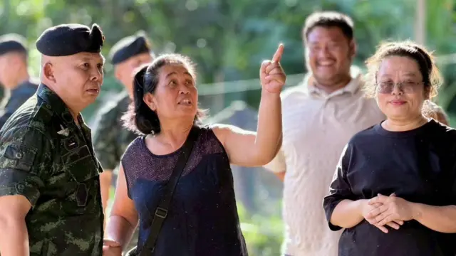 နိုဝင်ဘာ ၂၂ ရက်တုန်းက မြန်မာဘက်က လက်နက်ကြီးကျည် ထိုင်းအရပ်သားနေအိမ်ပေါ်ကျလို့ ထိုင်းစစ်တပ်အရာရှိတချို့ စစ်ဆေးမေးမြန်းနေတဲ့မြင်ကွင်း