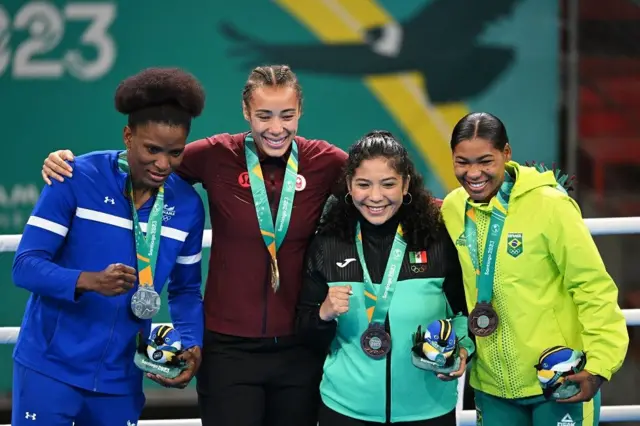 Posan la candiense Amanda Thibeault (segunda a la izquierda), la panameña Atheyna Bylon (izquierda), la mexicana Citlalli Ortiz (segunda a la derecha) y la brasileña Viviane Dos Santos 