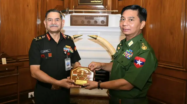 အိန္ဒိယတပ်မတော်ကာကွယ်ရေးဦးစီးချုပ်နဲ့အတူတွေ့ရတဲ့ဒုတိယဗိုလ်ချုပ်ကြီး ကိုကိုဦး(ယာ)