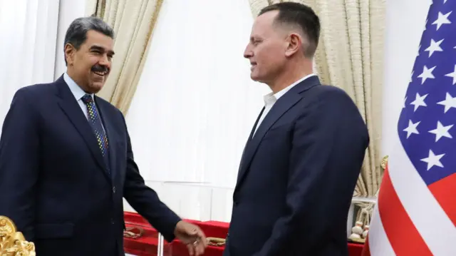 Maduro se acerca sonriente al enviado de Estados Unidos Richard Grenell.