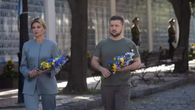 Zelensky lay flowers to commemorate fallen soldiers