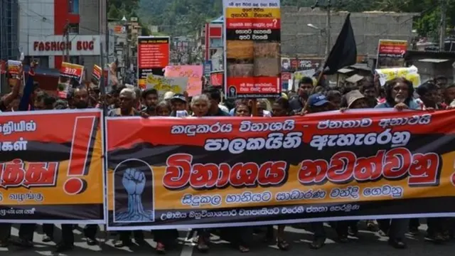 මහත් ආන්දෝලනයට ලක්වූ උමා ඔය බහු කාර්ය සංවර්ධන ව්යාපෘතිය හරහා බදුල්ල දිස්ත්රික්කයේ නිවාස 13,000ක් පමණ හානියට පත්වූ බවත් පවුල් 500 කට අධික සංඛ්යාවකට සිය නිවෙස් අහිමි වූ බවත් උමාඔය ව්යාපෘතියට එරෙහි ජනතා පෙරමුණේ කැඳවුම්කරු සහ ජාතික ජනබල වේගය පක්ෂයේ ජාතික විධායක සභික සමන්ත විද්යාරත්න බීබීසී සිංහල වෙත අදහස් දක්වමින් පැවසීය.