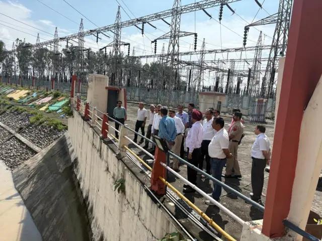 ਬੀਬੀਐੱਮਬੀ ਦੇ ਅਧਿਕਾਰੀ ਪਾਣੀ ਦਾ ਜਾਇਜਾ ਲੈ ਰਹੇ 