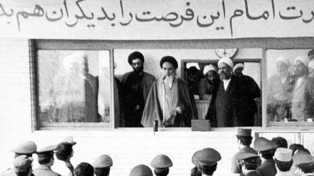 در دیدار همافران با آیت‌الله خمینی در کنار رهبر انقلاب