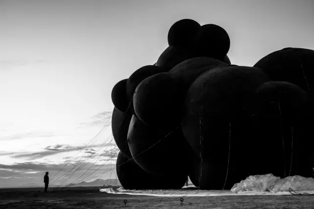 Монтаж скульптури на фестивалі Burning Man