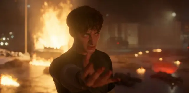 

Noah Schnapp como Will Byers, que encontrou seus poderes sobrenaturais; seus olhos ficaram brancos.
