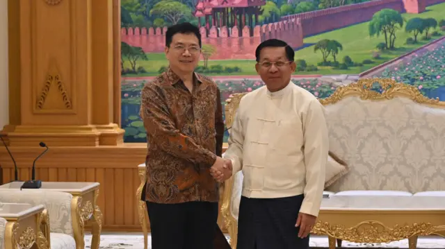 စစ်ကောင်စီဥက္ကဋ္ဌ ဗိုလ်ချုပ်မှူးကြီး မင်းအောင်လှိုင်ရဲ့ ရုရှားနဲ့ ဘယ်လာရုစ်နိုင်ငံခရီးစဉ်အပြီး နောက်တစ်ရက်မှာပဲ တရုတ်နိုင်ငံခြားရေးဝန်ကြီးဌာန၊ အာရှရေးရာအထူးကိုယ်စားလှယ် မစ္စတာ တိန့်ရွှီကျွင်း နေပြည်တော်ကို ရောက်လာ