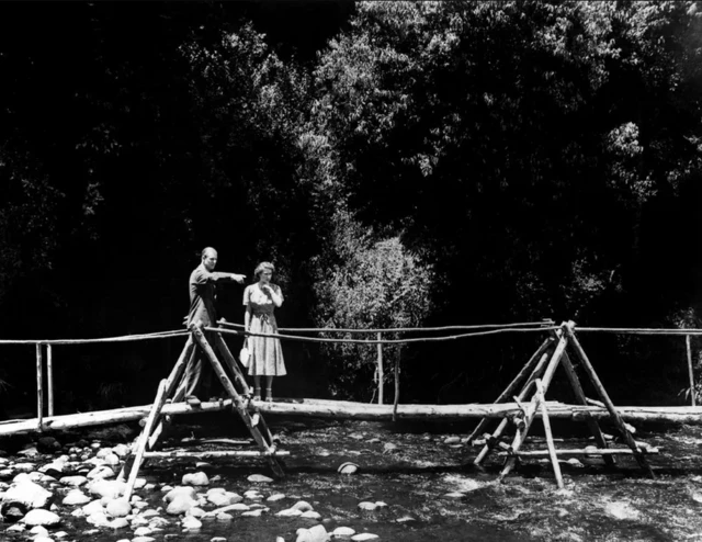 Елизавета менен Филипп ооруп жаткан королдун ордуна чет өлкөлөргө сапар тарткан