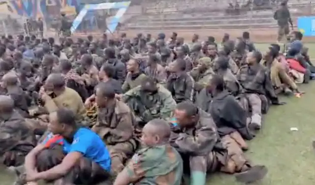 M23 yerekanye abasirikare ba leta bashyize intwaro hasi bakoranyirijwe muri Stade de l'Unité mu mujyi wa Goma