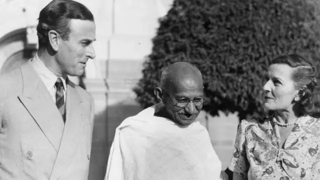 মোহনদাস করমচাঁদ গান্ধী (মাঝে), বাঁয়ে লর্ড ও ডাইনে লেডি মাউন্টব্যাটেন