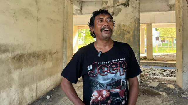 Prahitno alias Cak Gondrong merupakan Ketua RT setempat yang masih berdagang di depan Rusunawa Marunda Klaster C, tempat ia dulu tinggal bersama warga lainnya dari Penjaringan, Jakarta Utara.