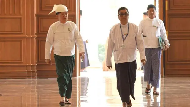 အမျိုးသားလွှတ်တော်မှာ ဦးအောင်လင်းဒွေးကို ပုဆိုး၊တိုက်ပုံခေါင်းပေါင်းနဲ့တွေ့ရ