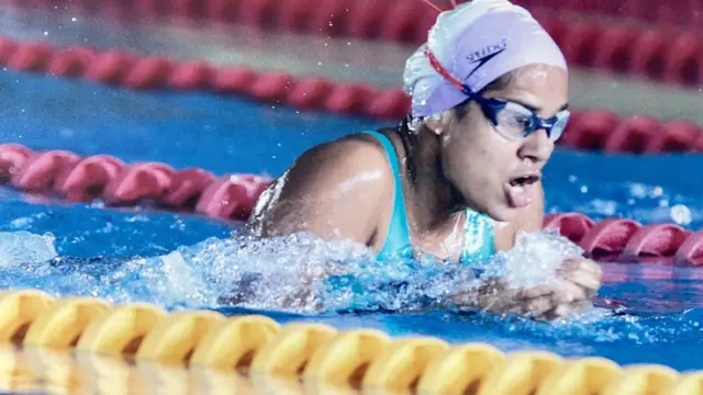 आदिती स्विमिंग करताना