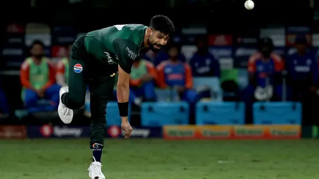 पाकिस्तान के बॉलर हारिस राउफ मैच में गेंद फ़ेंकते हुए 