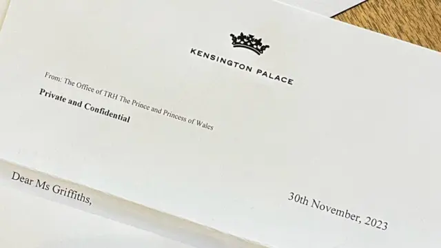 Uma imagem em close de uma carta com papel timbrado do Palácio de Kensington, datada de 30 de novembro de 2023, afirma que é do escritório do TRH O Príncipe e a Princesa de Gales, marcada como privada e confidencial, endereçada a Emily