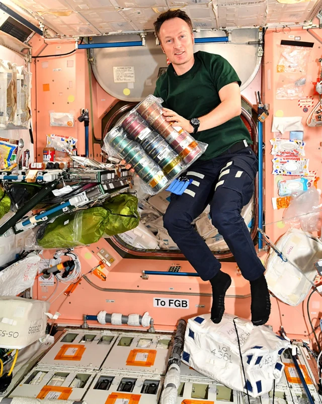 O astronauta Matthias Maurer, da Agência Espacial Europeia, segura um pacotegratis pixbet logincomida espacial dagratis pixbet loginregião natal do Sarre, na Alemanha