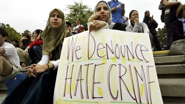 ਪ੍ਰਦਰਸ਼ਨ ਕਰਦੇ ਹੋਏ 