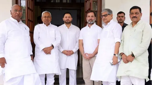 દિલ્હીમાં નીતીશકુમાર અને તેજસ્વી યાદવ સાથે રાહુલ ગાંધી 