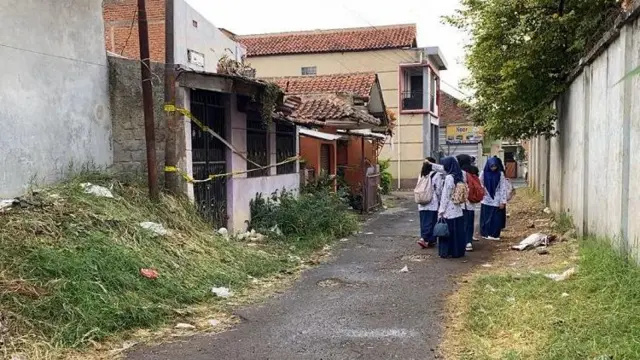 Rumah tempat ditemukannya dua kerangka manusia menarik perhatian warga
