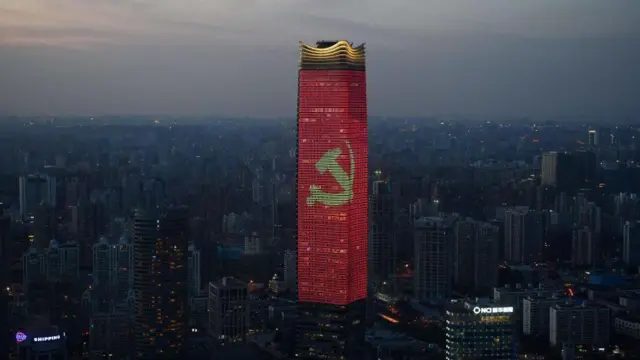 一栋大楼上有一个亮起党旗