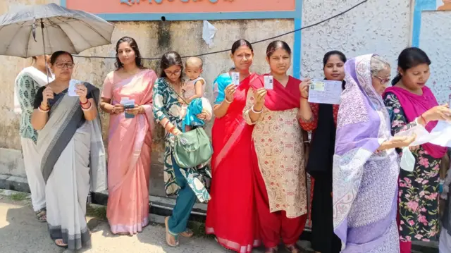 पश्चिम बंगाल में वोट डालने के लिए पहुँची महिलाएं