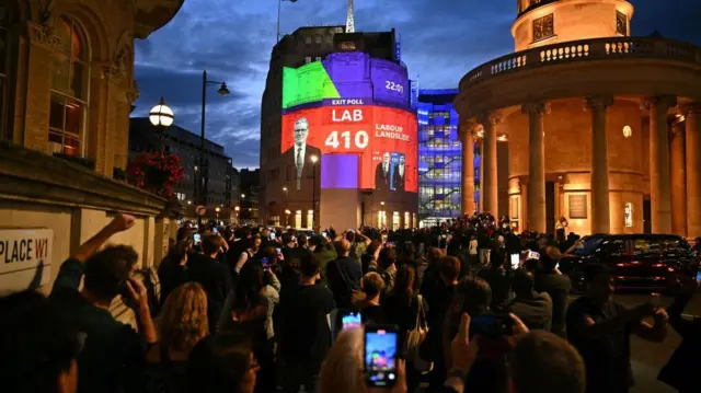 ब्रिटेन के चुनावों में लेबर पार्टी को बड़ी जीत मिली है.