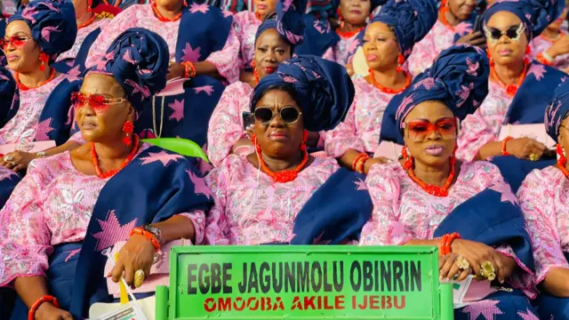 Awọn obinrin ro dẹdẹ kan dudu nibi ayẹyẹ Ojude Oba.