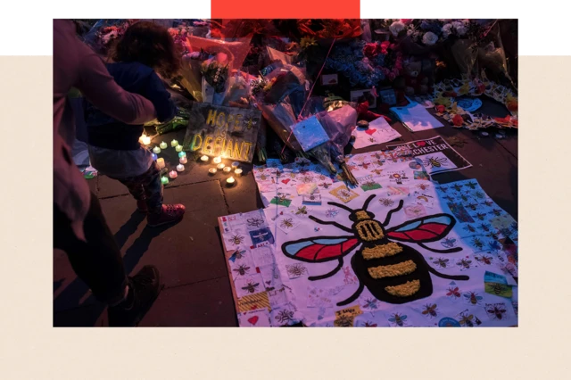 攻撃から1年後の2018年5月22日、マンチェスター中心部で開かれた追悼集会では、花や風船やろうそくなどが手向けられた。勤勉な市民の象徴としてのハチのモチーフもたくさん使われた