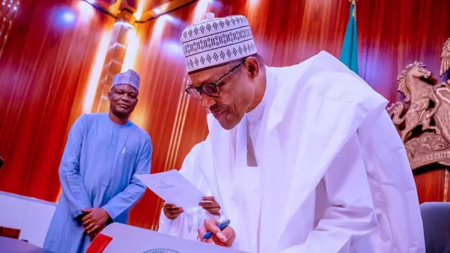 Muhammadu Buhari ninu aṣọ funfun