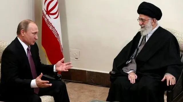 Rais wa Urusi Vladimir Putin akiwa na Kiongozi Mkuu wa Iran Ayatollah Ali Khamenei