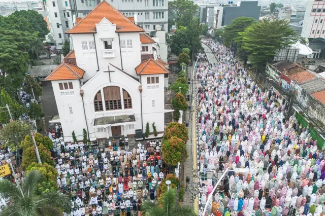 Foto udara umat Islam menunaikan salat Idulfitri secara berjamaah di Jatinegara, Jakarta, Sabtu (21/03). 