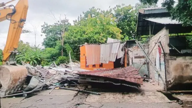 Rumah dan bengkel miliknya dirobohkan saat proses eksekusi yang berlangsung pada Jumat (31/01). 