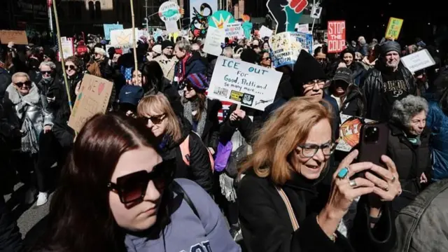 બીબીસી ગુજરાતી, બીબીસી, ડોનાલ્ડ ટ્રમ્પ, અમેરિકા ટ્રમ્પ સામે અમેરિકામાં વિરોધપ્રદર્શનો કેમ થઈ રહ્યાં છે, જુઓ વિરોધની દસ તસવીરો ‘No Kings’ protests ઈરાન ઇમિગ્રેશન વિઝા ગ્રીનકાર્ડ ગુજરાત