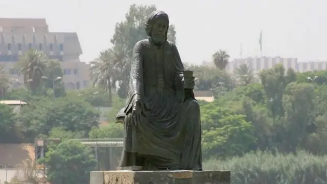 Sanamu ya mshairi wa Kiarabu Abu Nawas, ambaye alikuwa maarufu kwa kunywa pombe na kuandika mashairi ya kuielezea, inayojulikana kama Al-Khairiyat, katika mji mkuu wa Iraq, Baghdad.