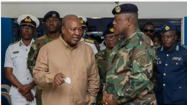 Aarẹ John Mahama ati awọn ologun kan nileewosan naa