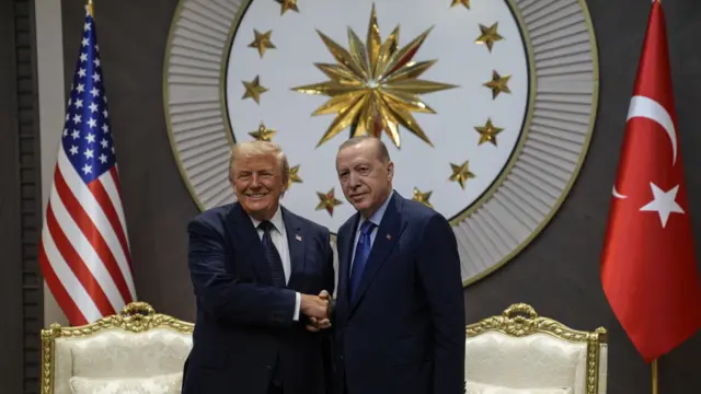 Трамп тисне руку Ердогану