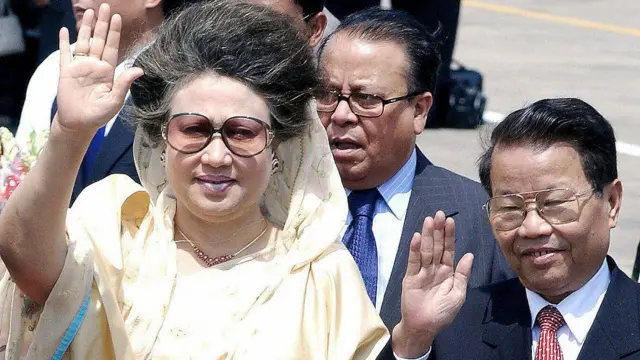 ২০০৪ সালের ২২শে মার্চ ঢাকার তৎকালীন জিয়া আন্তর্জাতিক বিমানবন্দরে ভিয়েতনামের রাষ্ট্রপতি ট্রান ডাক লুং-এর সাথে খালেদা জিয়া। ২১ তোপধ্বনির মাধ্যমে লুং-এর বাংলাদেশে প্রথম সফরের সূচনা হয়। 