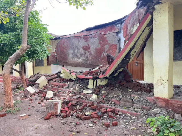 अतिवृष्टीचा फटका धाराशिव जिल्ह्यातील शाळांना