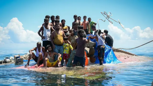 ስደተኛታት ሮሂንጋ ኣብታ ዝተገልበጠት ጃልባኦም ደው ኢሎም ይረኣዩ
